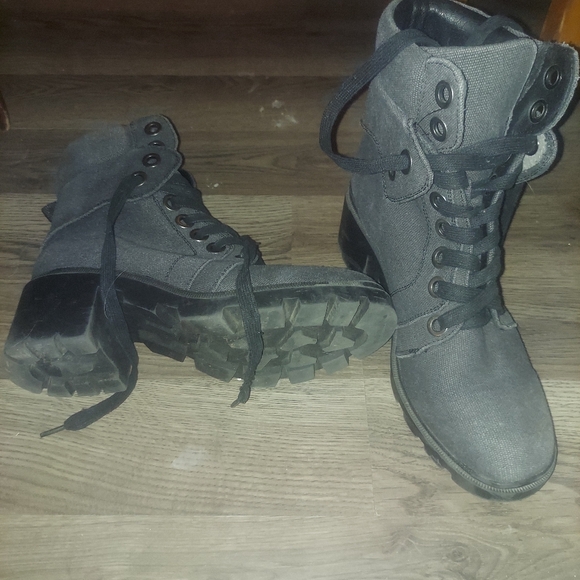 Boots - Picture 5 of 6